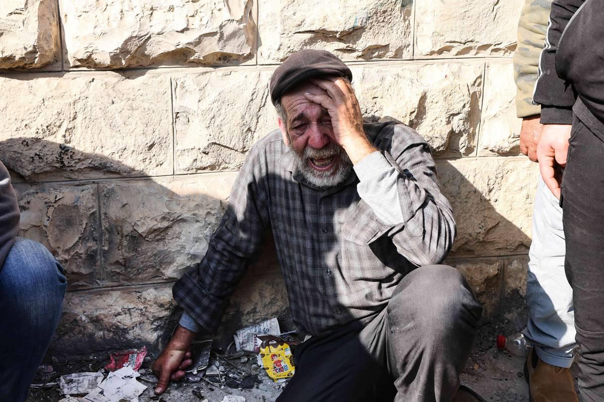 فلسطيني مفجوع بمقتل اقاربه في جنين