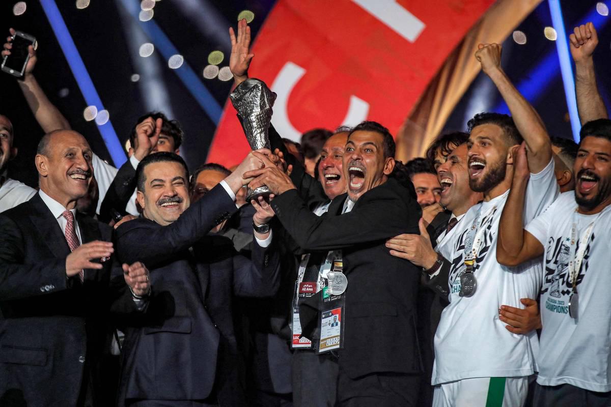 رئيس الوزراء العراقي محمد شياع السوداني يسلم كأس الخليج للمنتخب العراقي