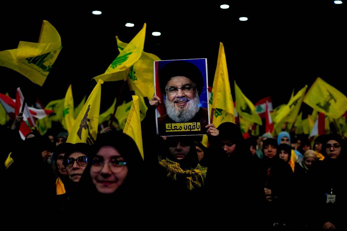 لبنانيات يرفعن صورة حسن نصرالله