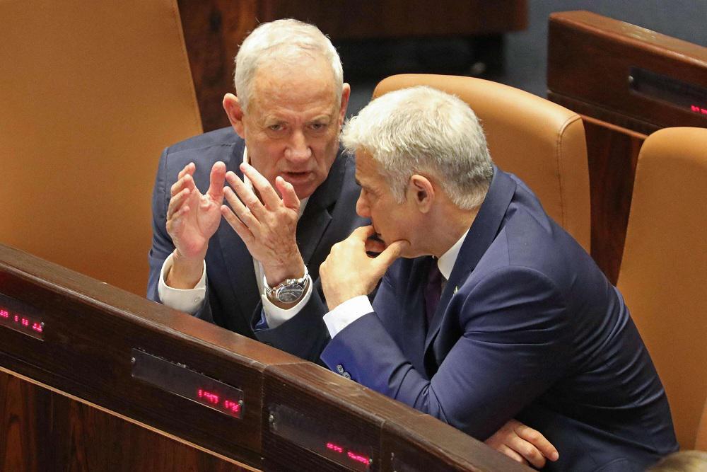 لابيد وغانتس يحذران من ازمة في اسرائيل