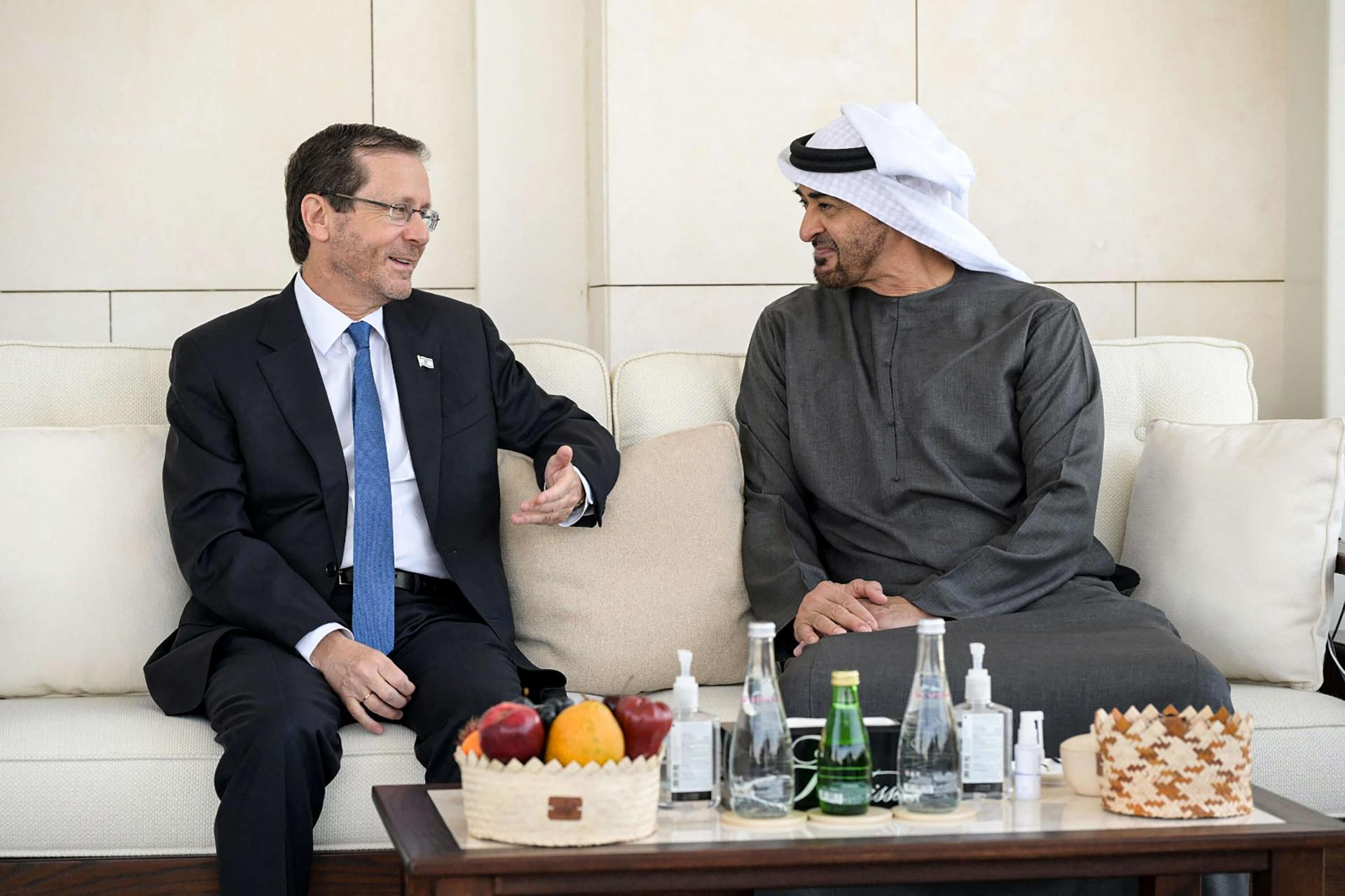 الرئيس الإماراتي ونظيره الإسرائيلي خلال لقاء سابق في أبوظبي وسط جهود لتعزيز العلاقات الثنائية