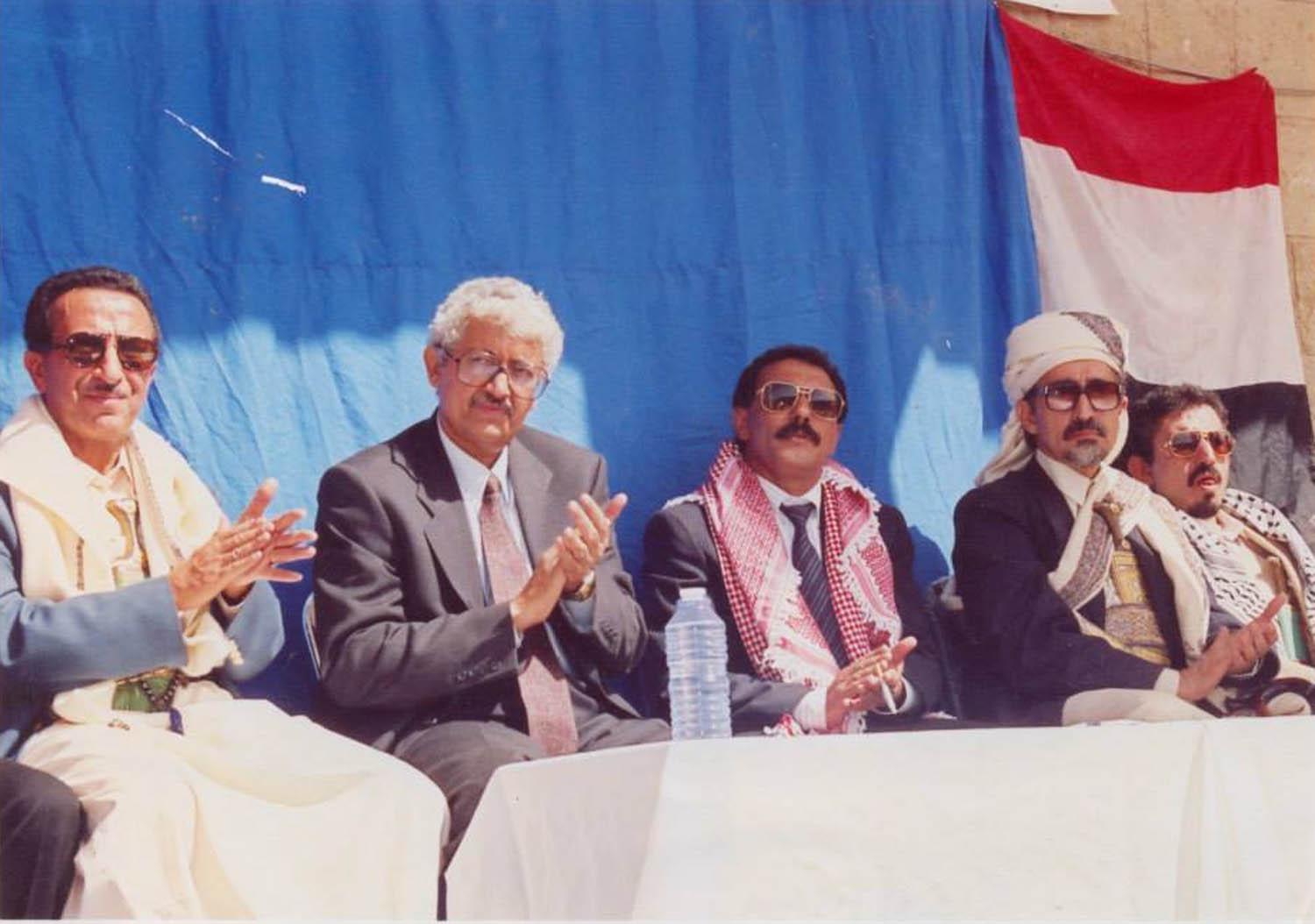 يحيى المتوكل مع الرئيس علي عبدالله صالح والشيخ عبدالله الأحمر وياسين سعيد نعمان (1991)