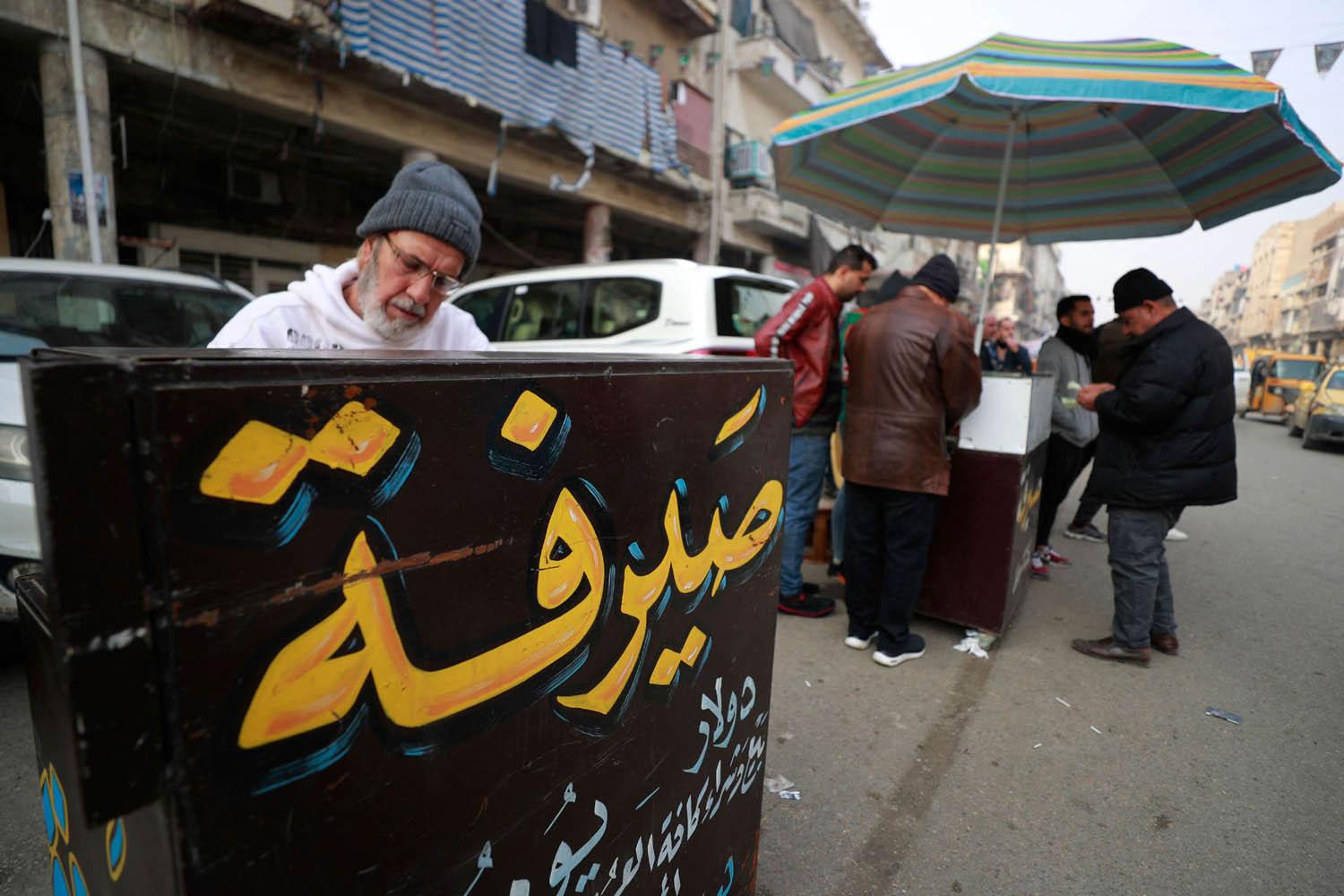 صراف عراقي في شارع الكفاح وسط بغداد