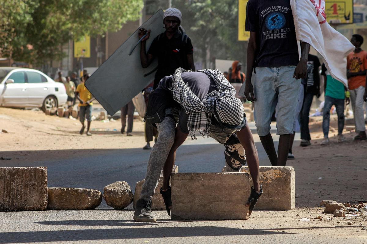 عدم الاستقرار السياسي يفاقم متاعب السودانيين المعيشية