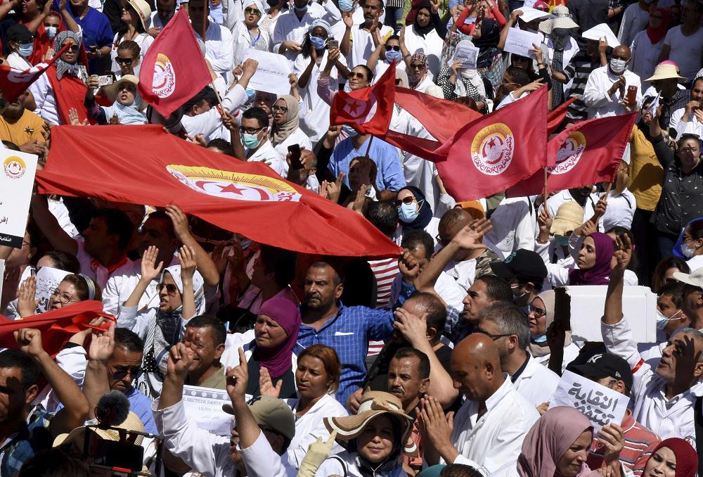 اتحاد الطبوبي يحتكم للشارع في تصعيد يعمق ازمة تونس المالية