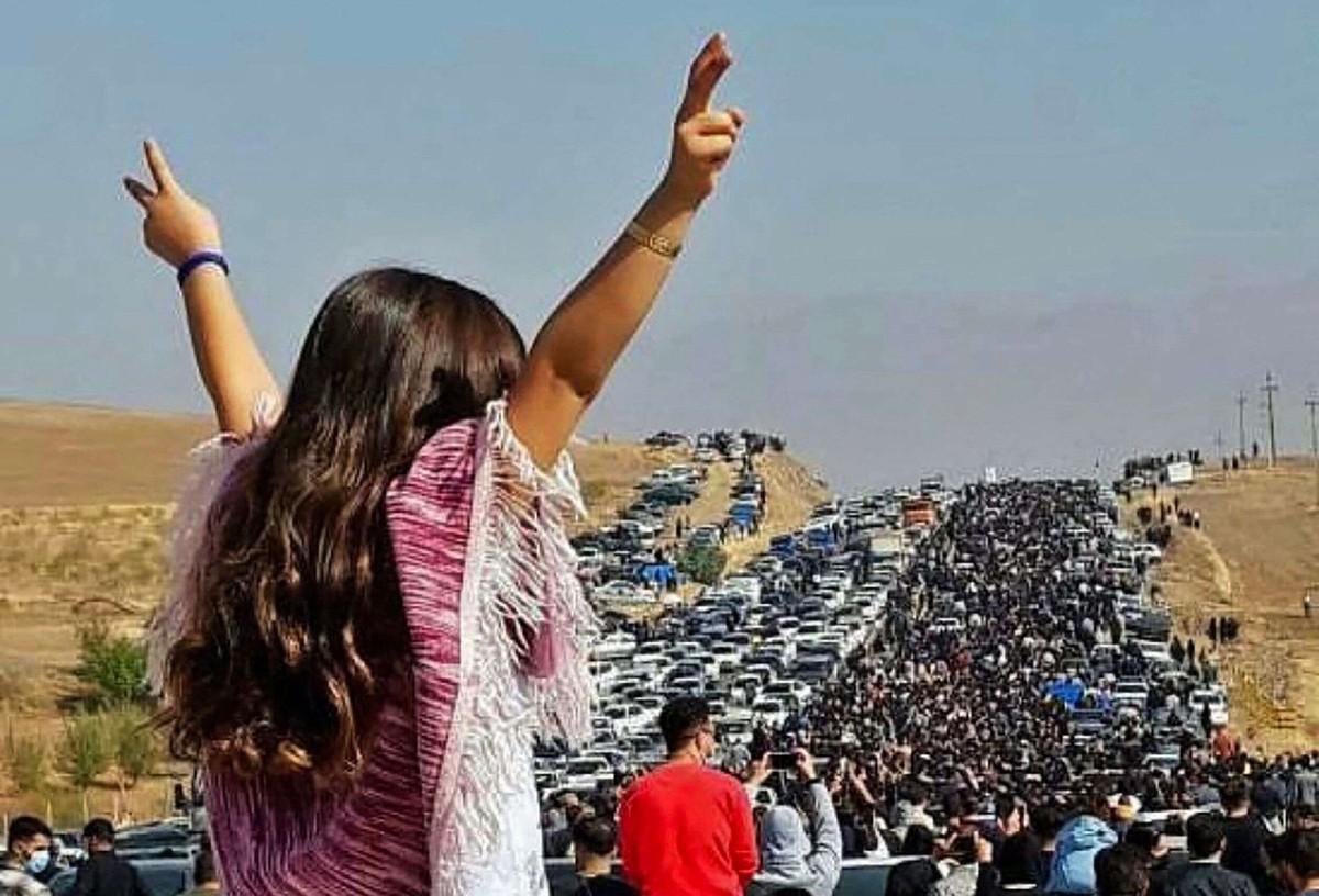 نساء ايران تمردن على بعض القوانين الالزامية