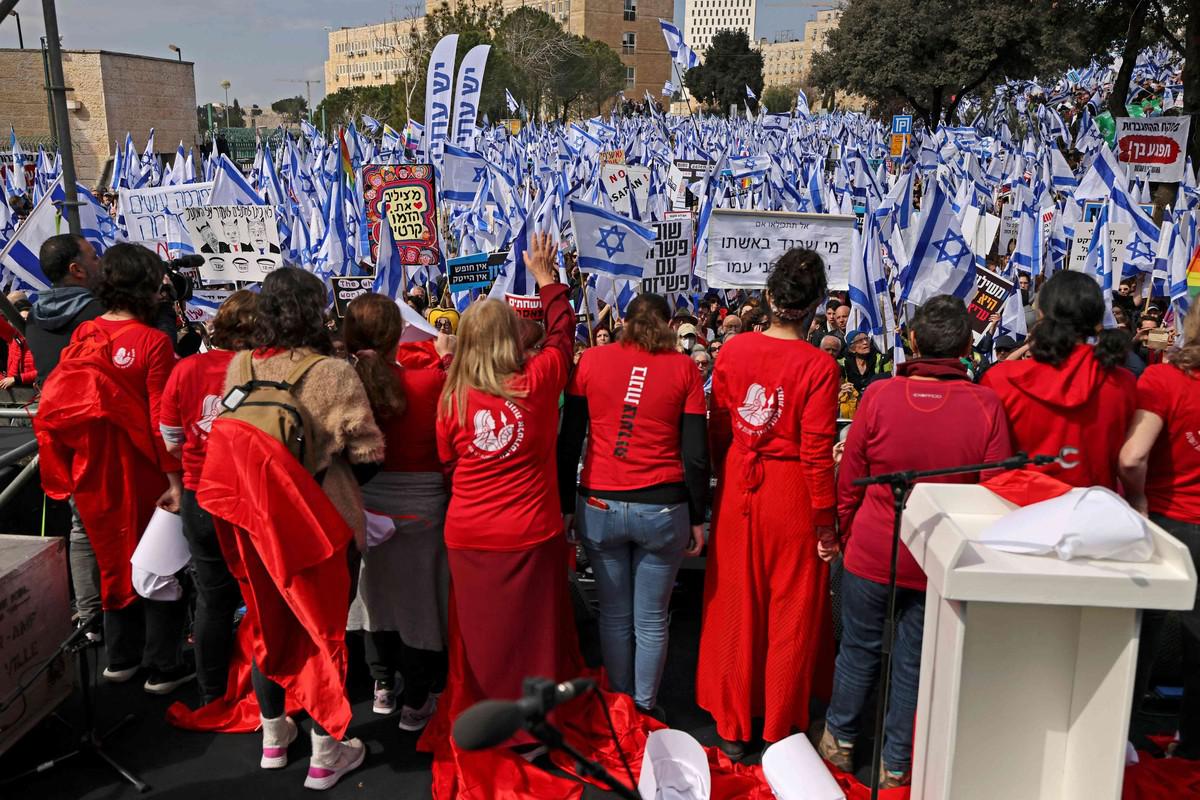 عشرات الالاف من الاسرائيليين يتظاهرون امام الكنيست