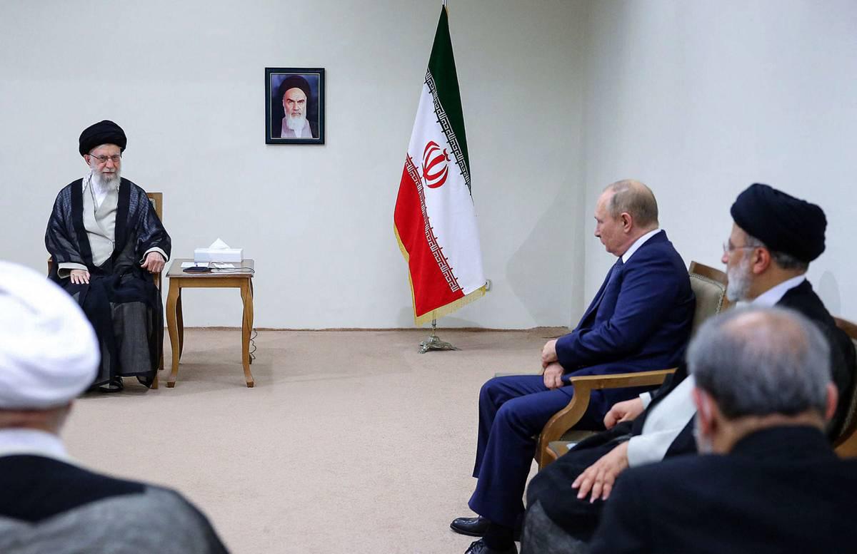 المرشد الإيراني علي خامنئي يستقبل الرئيس الروسي فلاديمير بوتين بحضور الرئيس الإيراني إبراهيم رئيسي