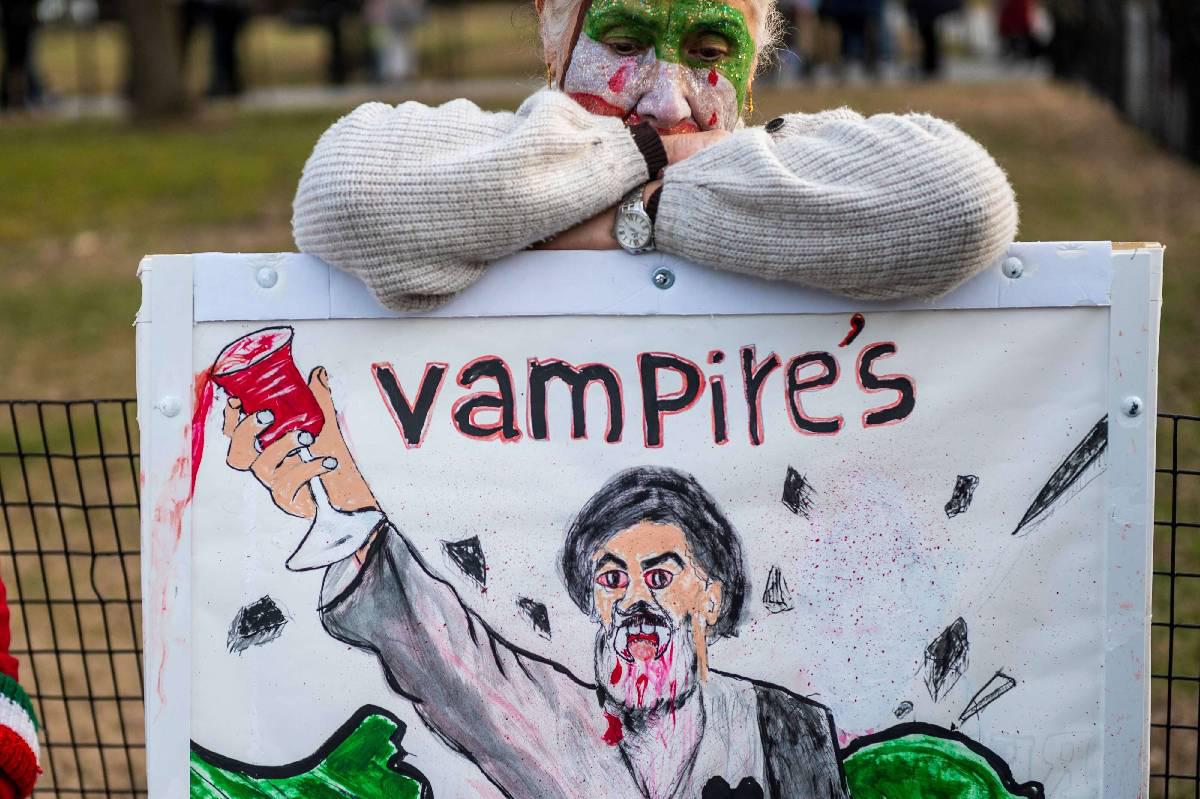 معارض إيراني في تظاهرة احتجاج في واشنطن ضد النظام الإيراني