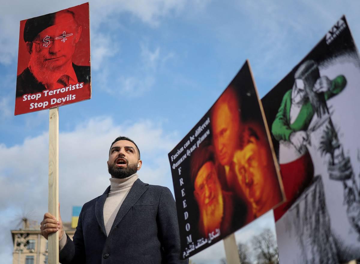 متظاهر إيراني في كييف ضد الحلف الروسي الإيراني