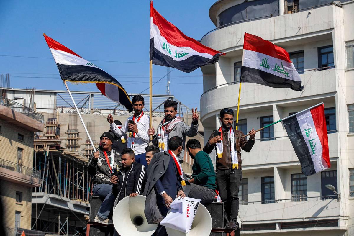 محتجون امام مبنى البنك المركزي العراقي في بغداد