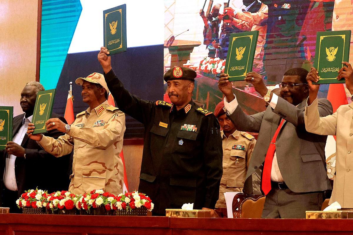 الجيش يؤكد أنه لا يريد أن يمضي في الاتفاق الإطاري مع جهة واحدة