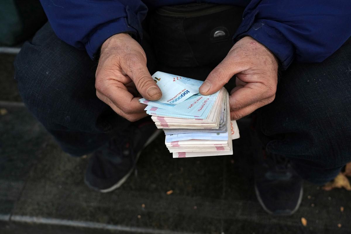 الشارع الإيراني يئن تحت وطأة أزمة اقتصادية خانقة 