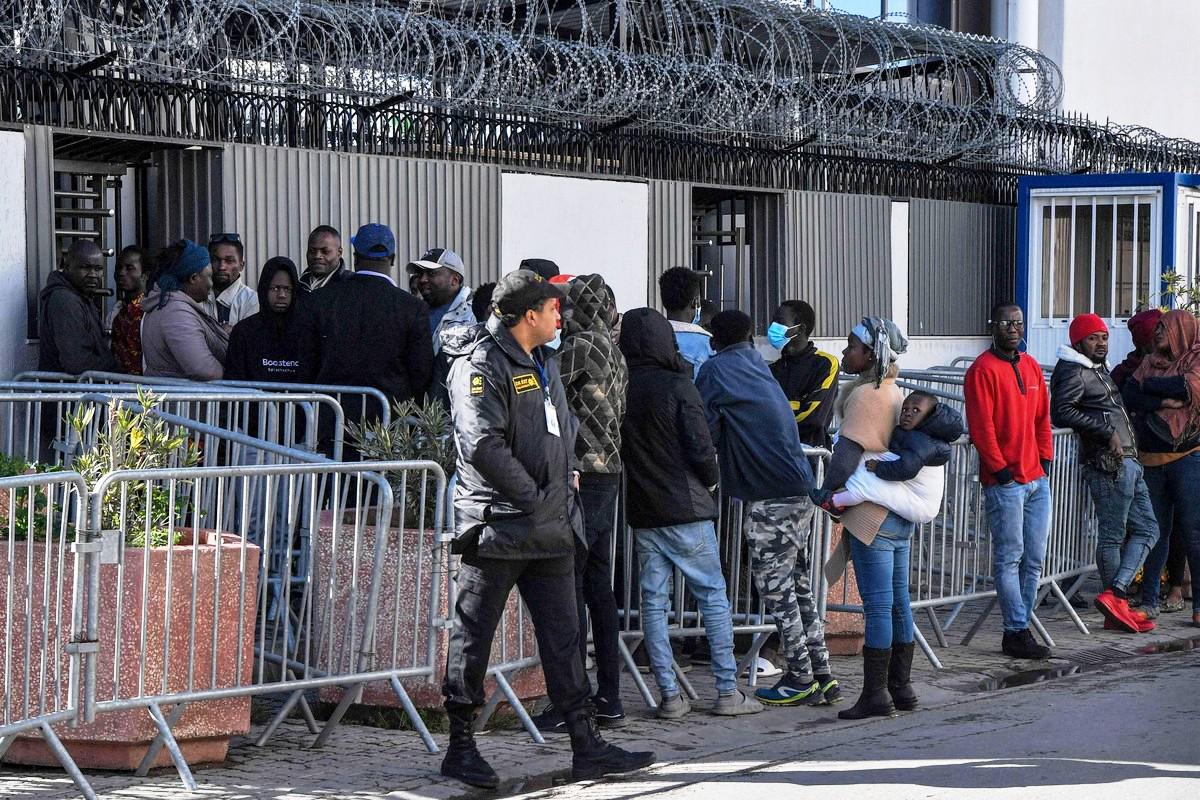 مهاجرين أفارقة يطالبون من أمام مفوضية شؤون اللاجئين في تونس بإيجاد حل لوضعهم