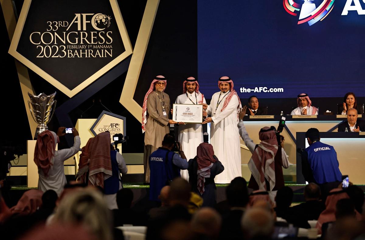 وزير الرياضة السعودي الأمير عبدالعزيز بن تركي آل سعود يتسلم شهادة استضافة كأس آسيا 2027 