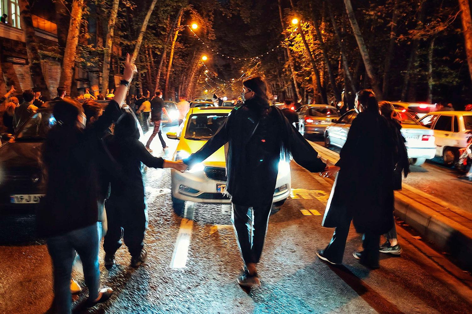 الاحتجاجات أيقظت المعارضة في الخارج