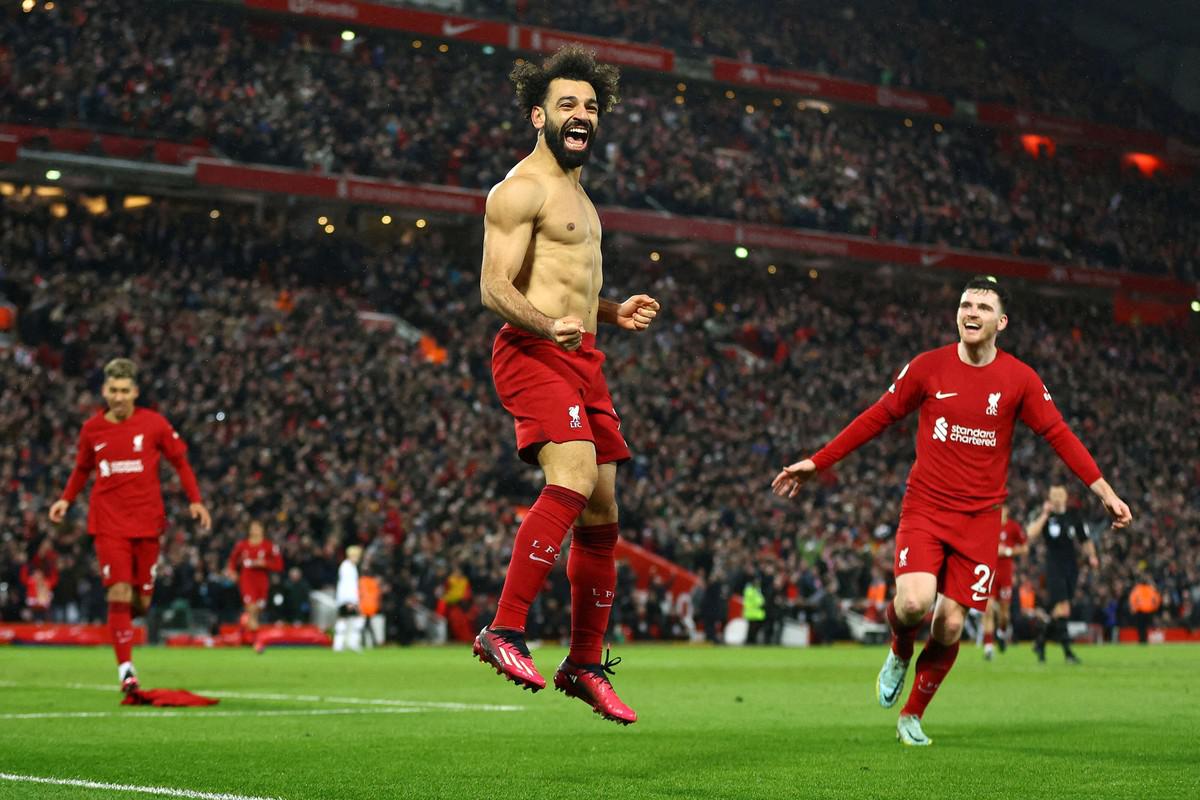 محمد صلاح يحتفي على طريقته بتسجيل هدفين من ضمن 7 اهداف في مرمى مانشستر يونايتد