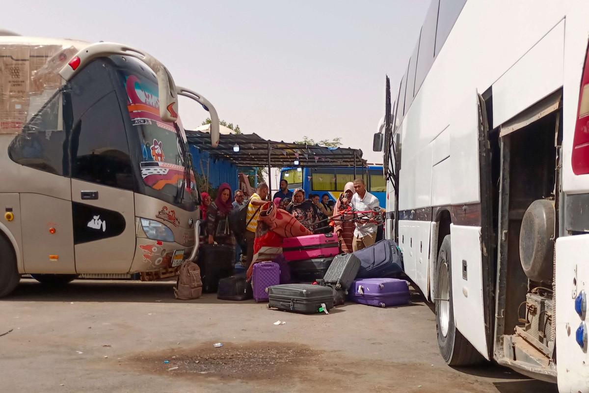 هاربون من المعارك يفترشون الطرق بالخرطوم في انتظار التزوّد بالوقود