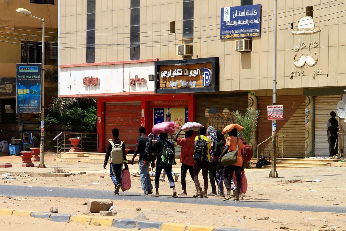المدنيون عالقون في المعارك