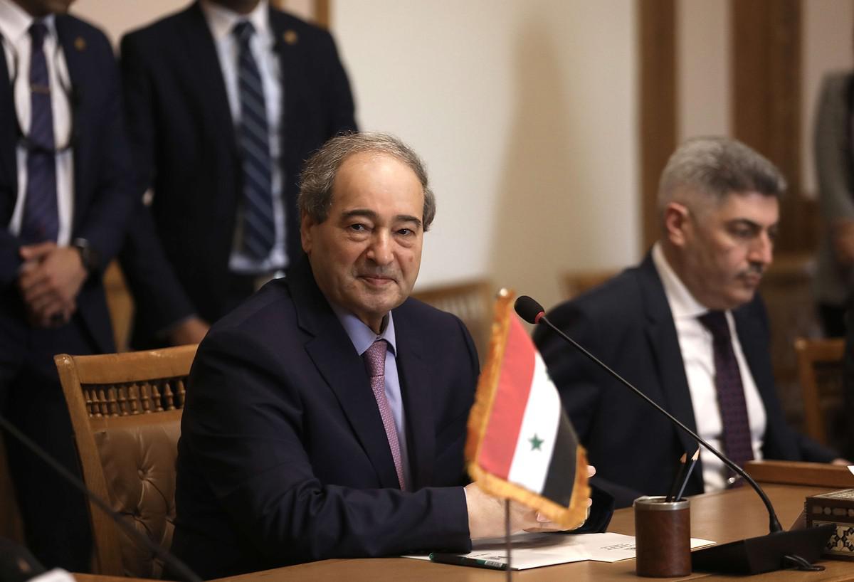 المقداد يقود جهود فك عزلة سوريا في محيطها العربي