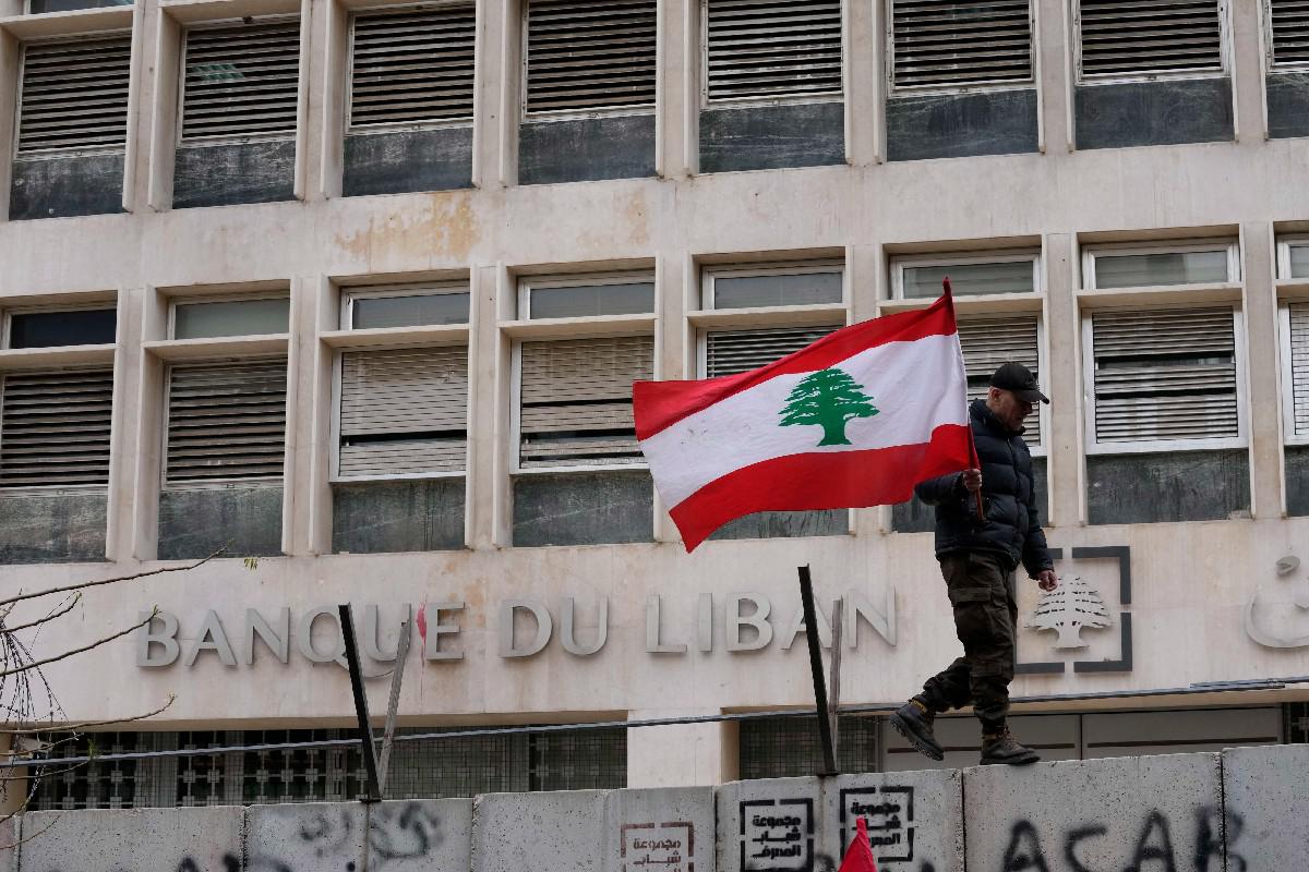 الفساد من بين عوامل وضعت لبنان على حافة الانهيار المالي