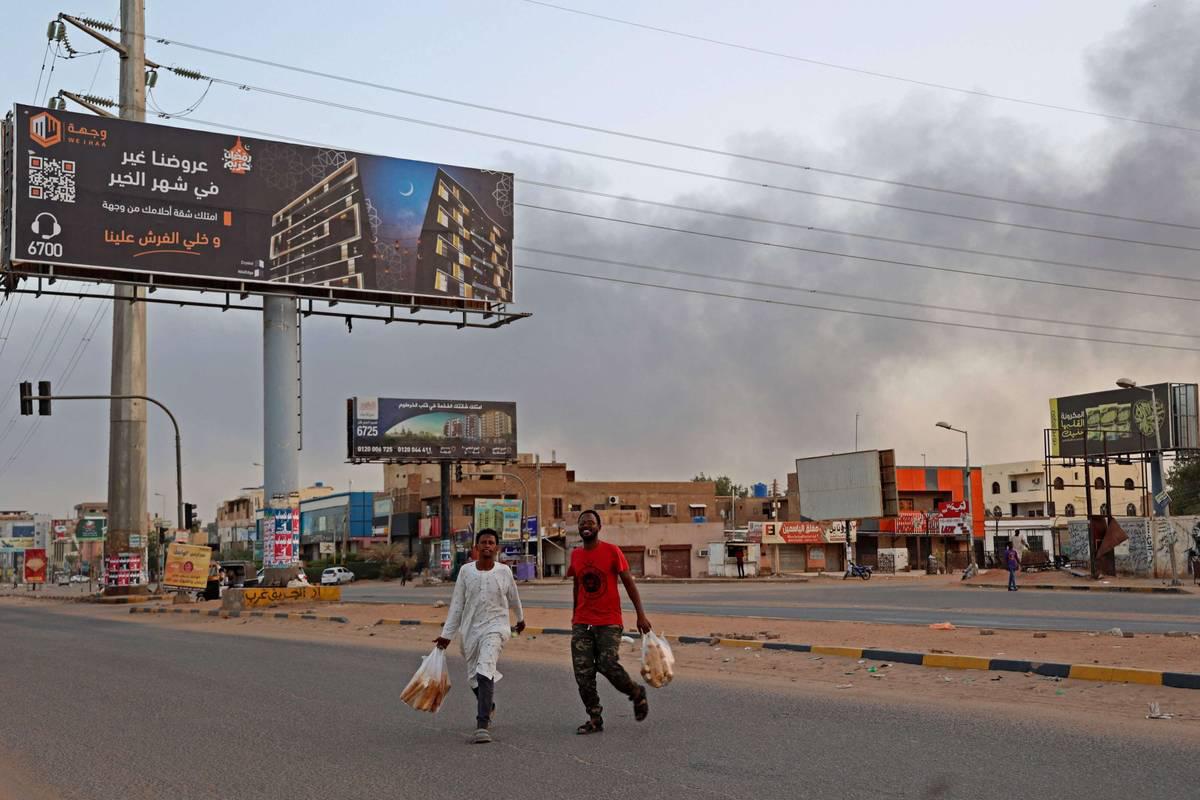 سودانيون يتحركون في الخرطوم على وقع الاشتباكات