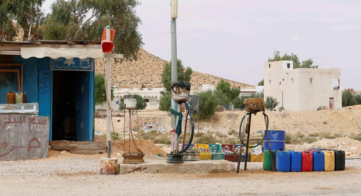 محل لبيع الوقود المهرب على الحدود التونسية الليبية