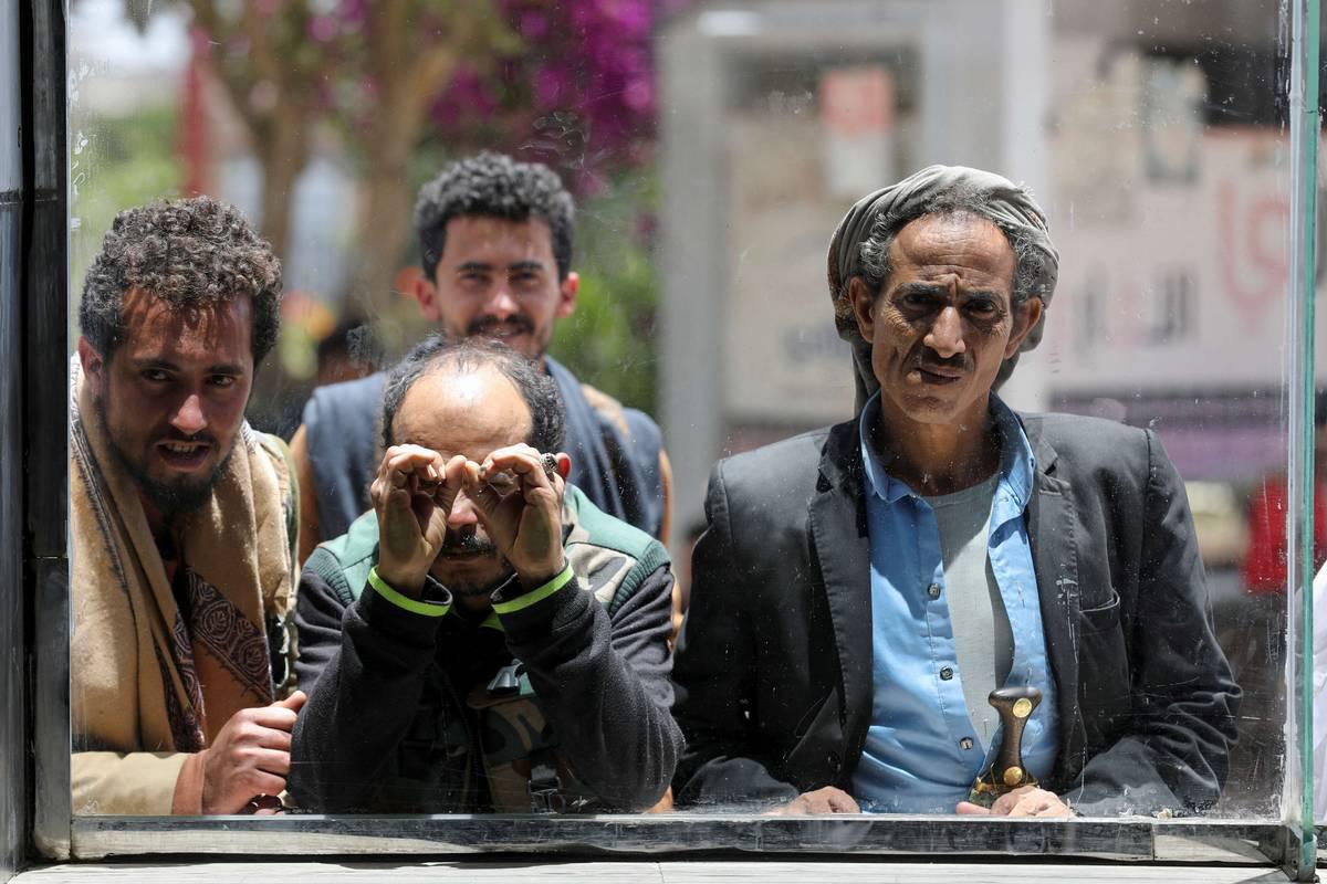 اقارب لأسرى يمنيين ينتظرون وصولهم في صنعاء