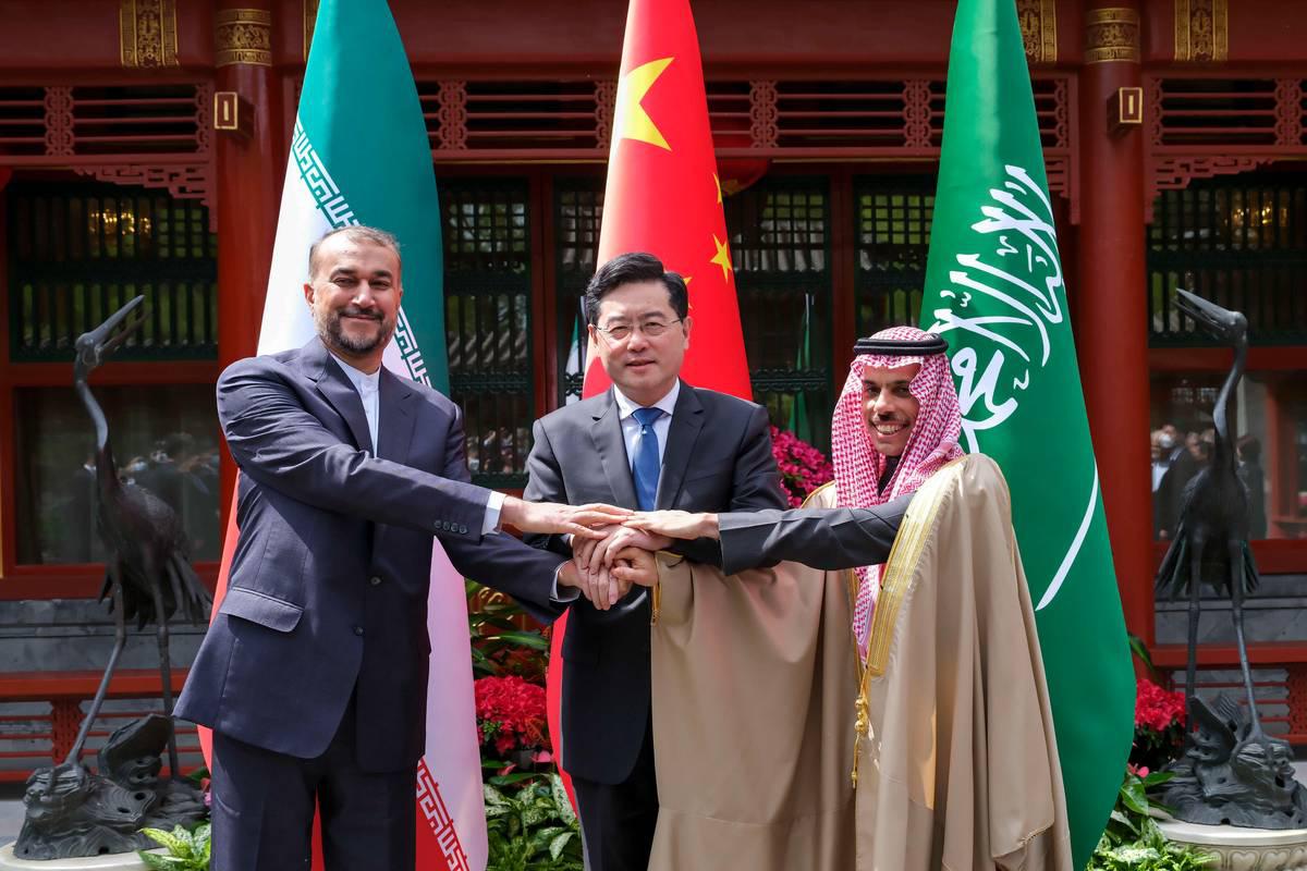 وزير الخارجية الصيني يتوسط الوزيرين السعودي والإيراني