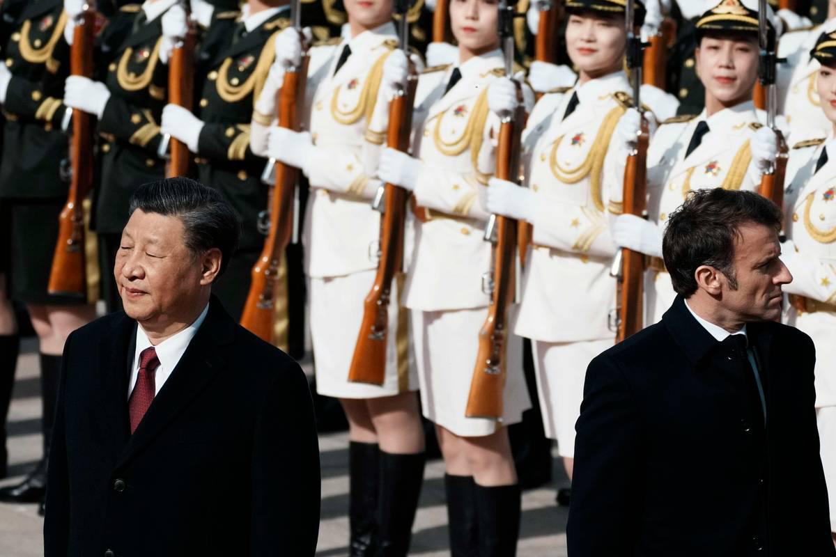 الرئيس الفرنسي ايمانويل ماكرون يستعرض حرس الشرف مع الرئيس الصيني شي جينبينغ في بكين