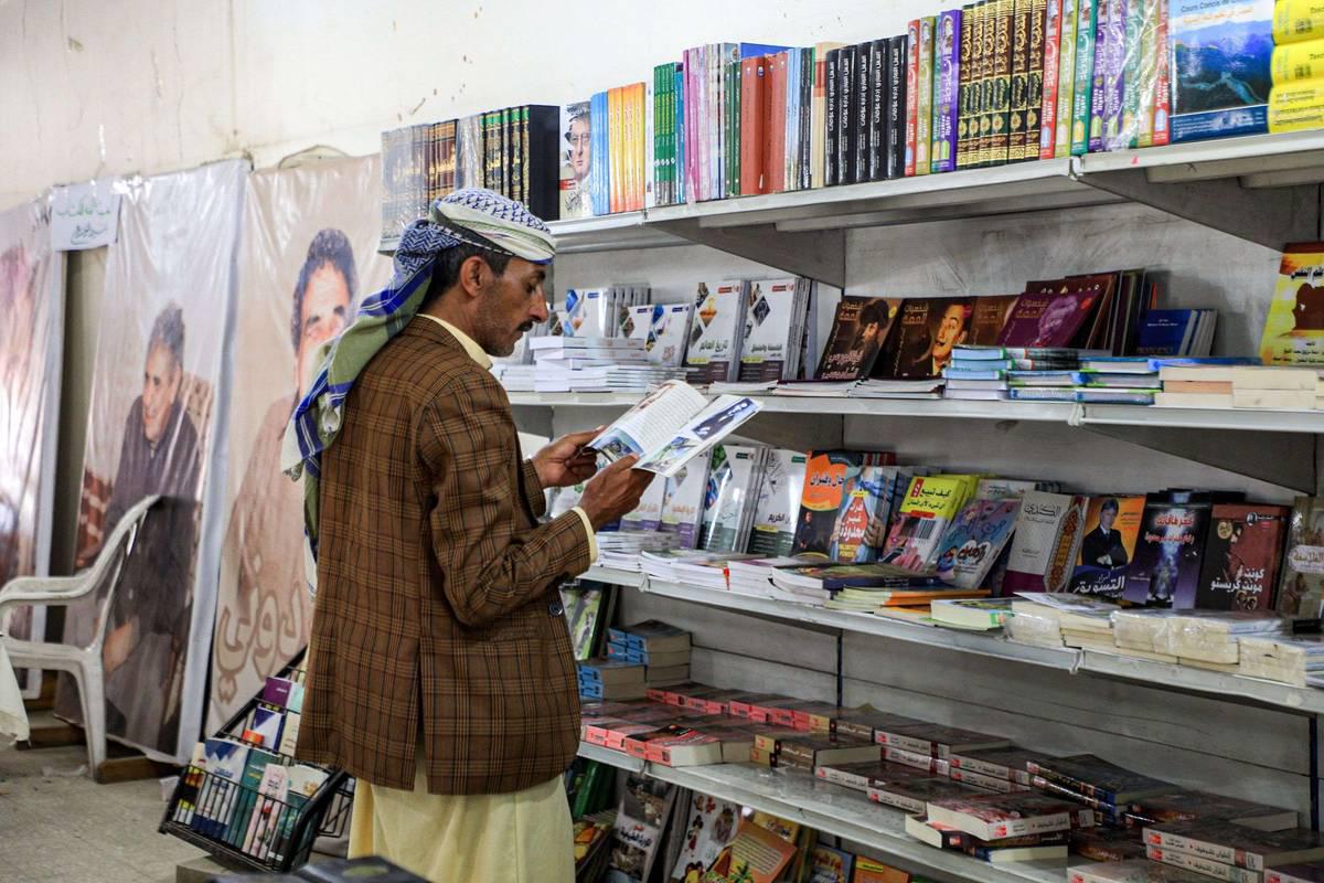 يمني يتصفح كتبا في معرض الكتاب في صنعاء