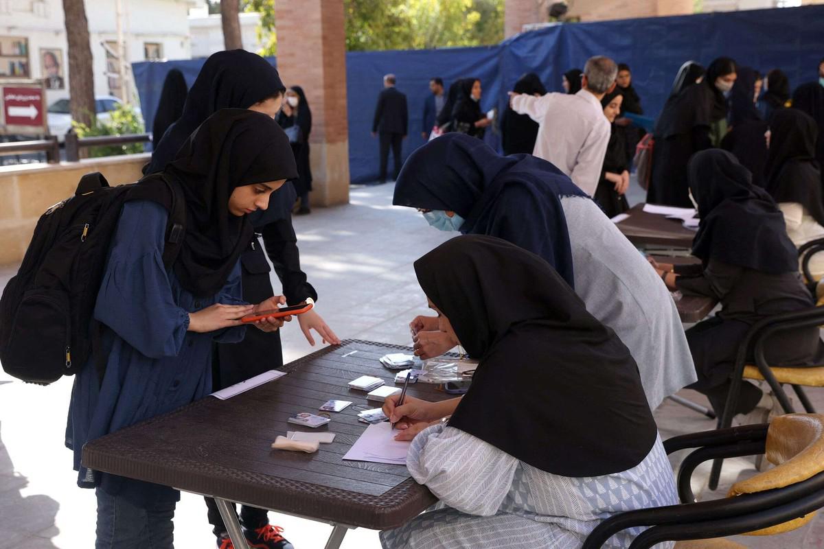 اتهام رجال الدين المتشددين بالوقوف وراء مخطط لغلق مدراس الفتيات بإيران