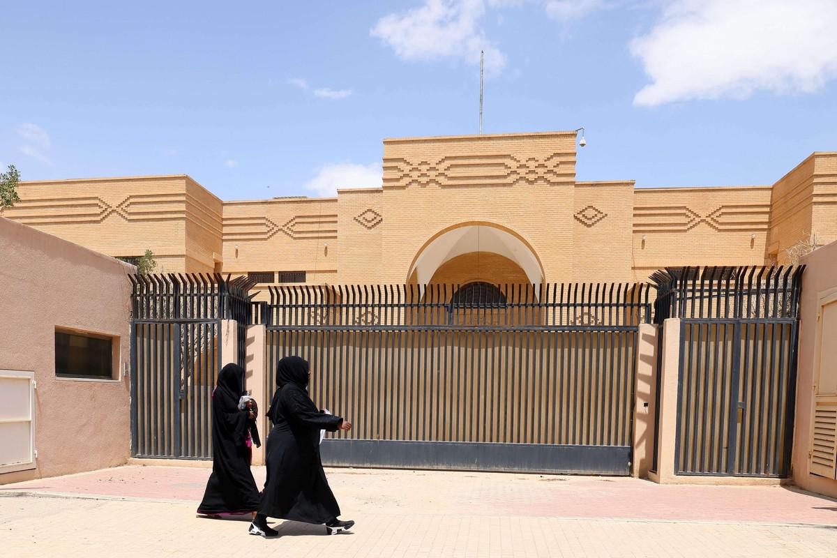الحياة تعود للسفارة الايرانية في الرياض بعد سنوات من الاغلاق