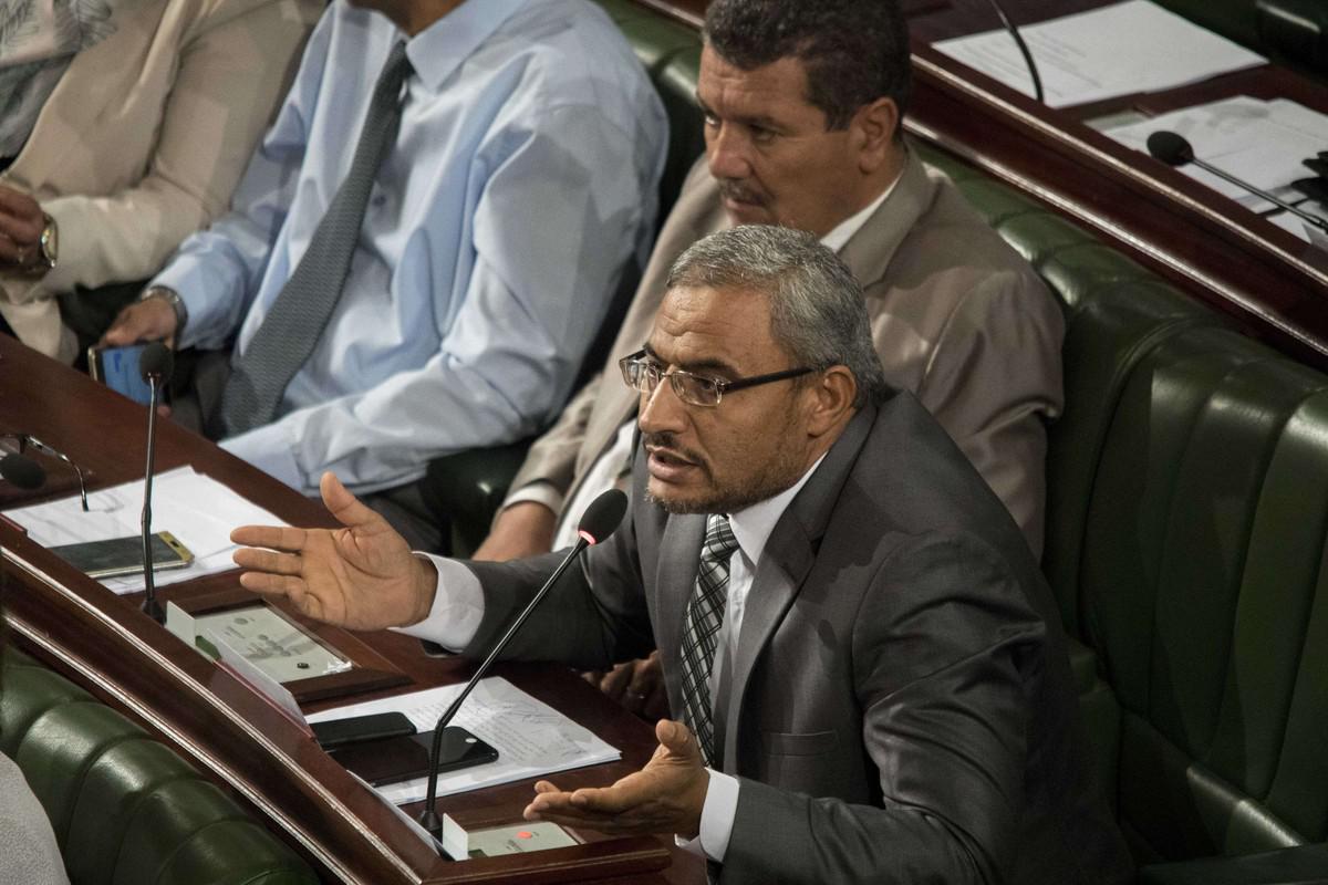 الصحبي عتيق اوقف في المطار