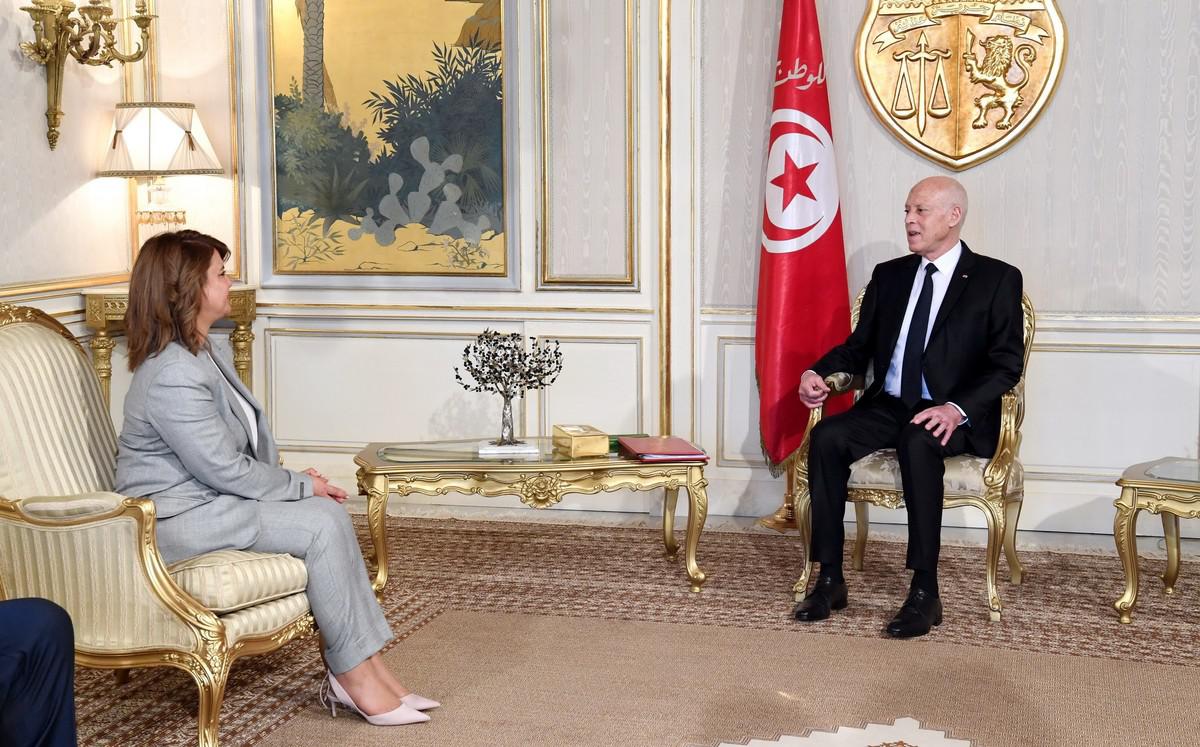 تونس تنأى بنفسها عن التدخل في نزاع الشرعية بليبيا 