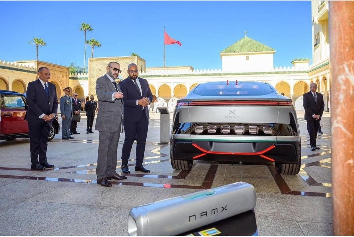 العاهل المغربي يعاين نموذج أولي لمركبة تعمل بالهيدروجين في حفل بالقصر الملكي بالرباط