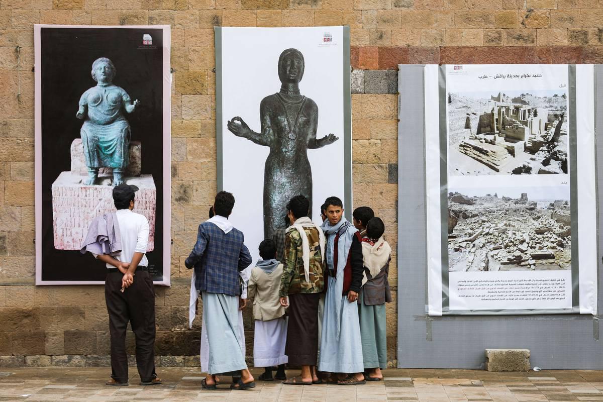 يمنيون يزورون متحف صنعاء