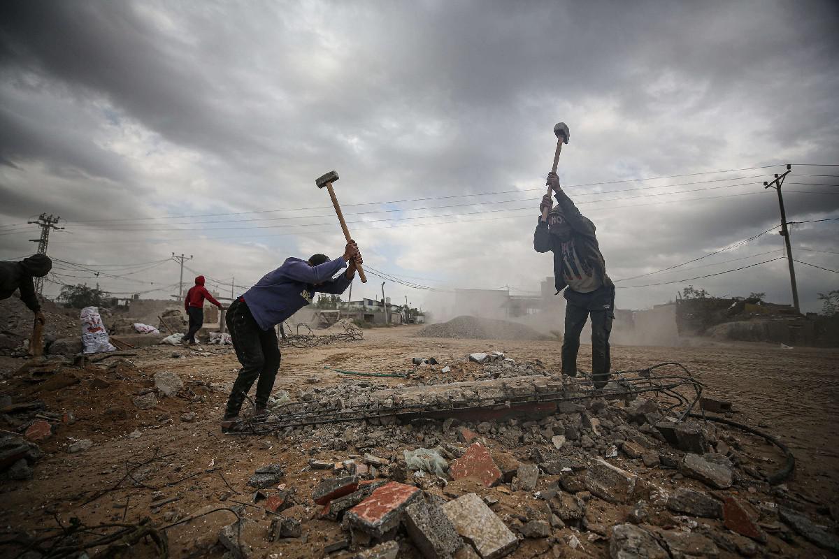 واقع صعب يعيشه العمال في غزة تحت حكم حماس