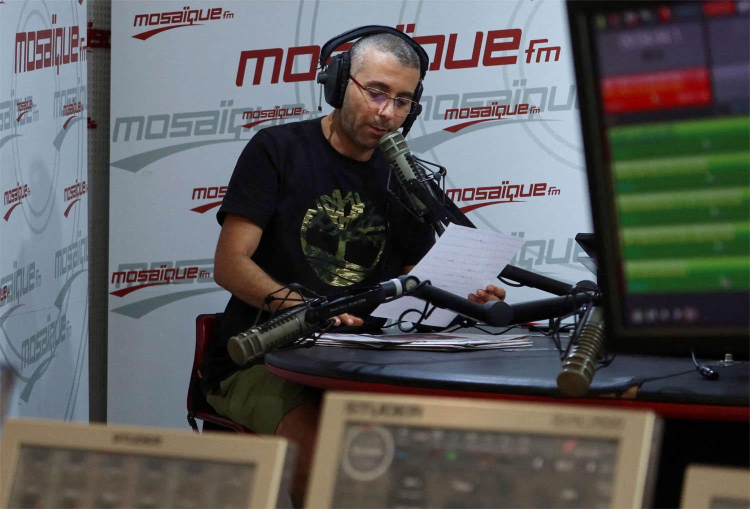 El Mekki presents a daily show on Radio Mosaique criticising Saied's policies