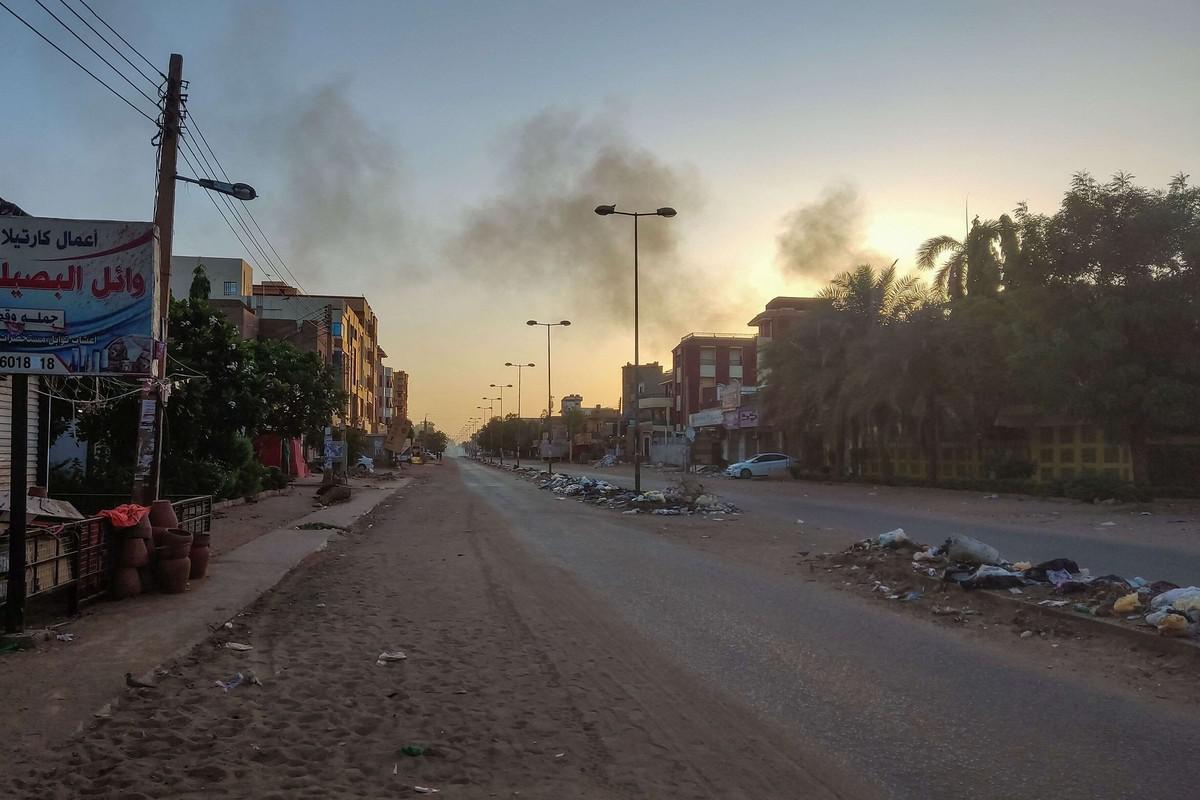 المعارك تجبر سكان الخرطوم على الفرار أو ملازمة بيوتهم وسط وضع انساني صعب
