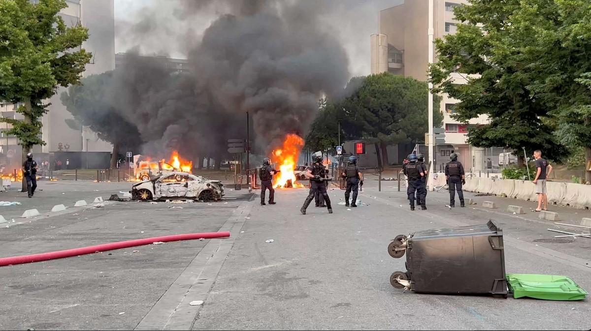 محتجون يضرمون النار في مباني البلديات والمدارس ومراكز الشرطة