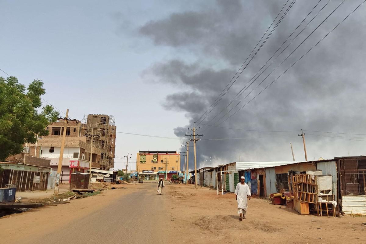 طرفا الصراع في السودان يتبادلان اتهامات ببدء القتال