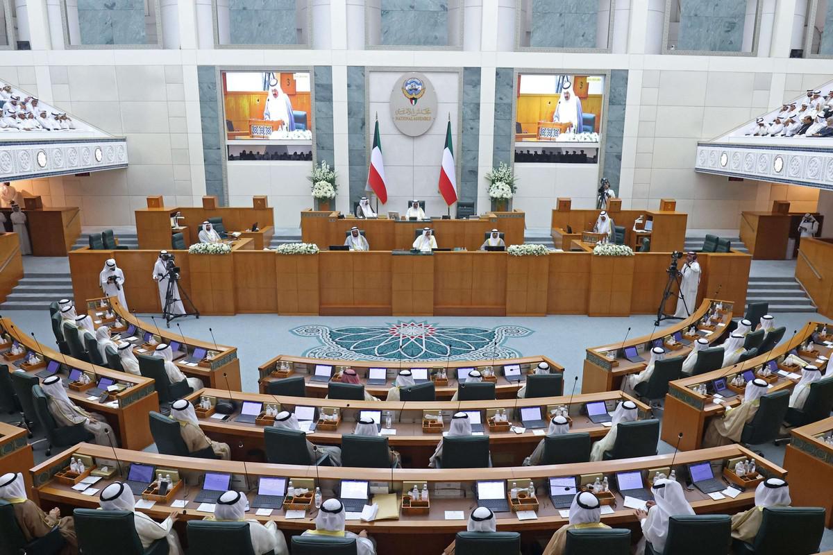 الكرة في ملعب مجلس الامة