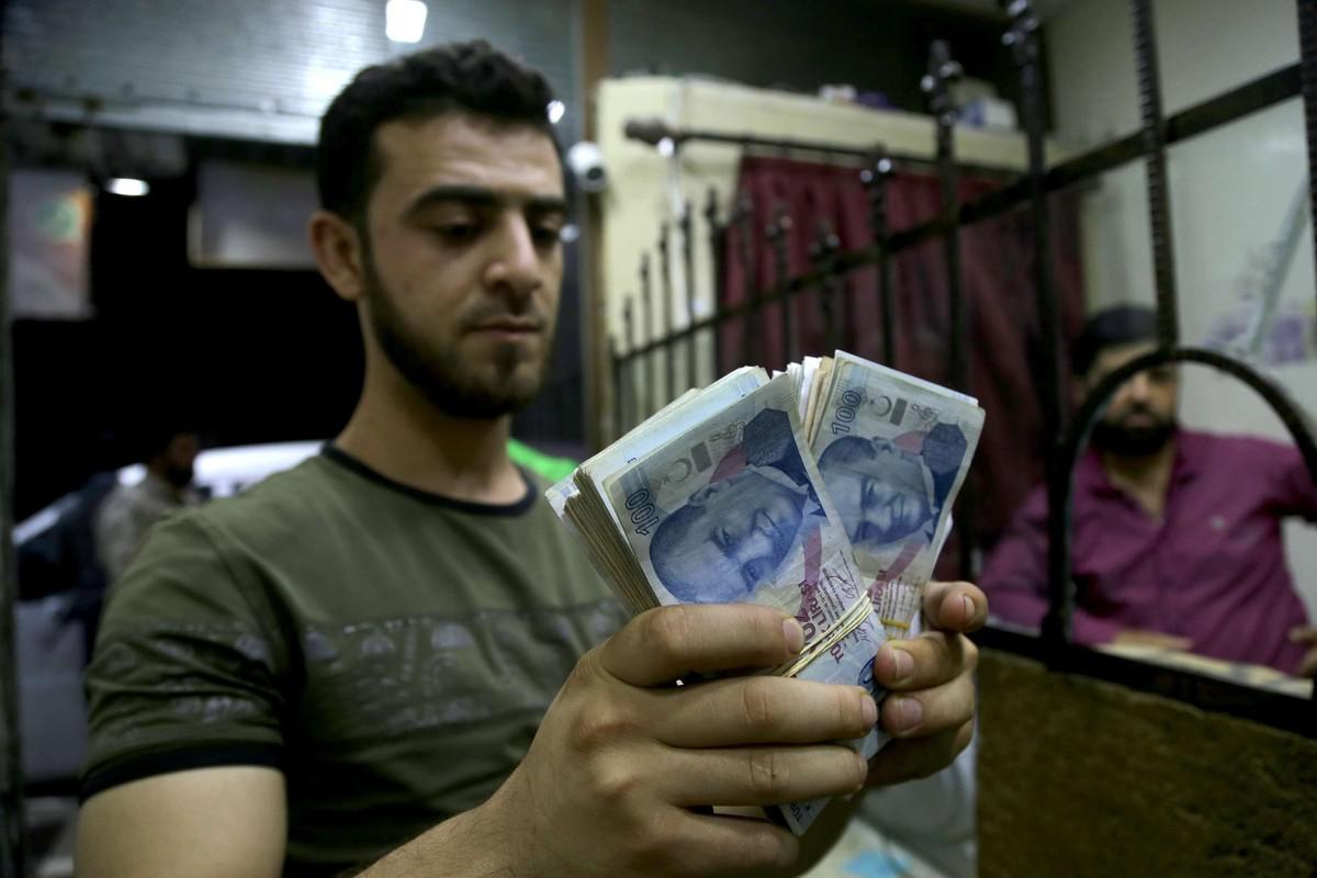 الليرة تتعرض لضغوط منذ اعادة انتخاب اردوغان رئيسا لولاية ثالثة