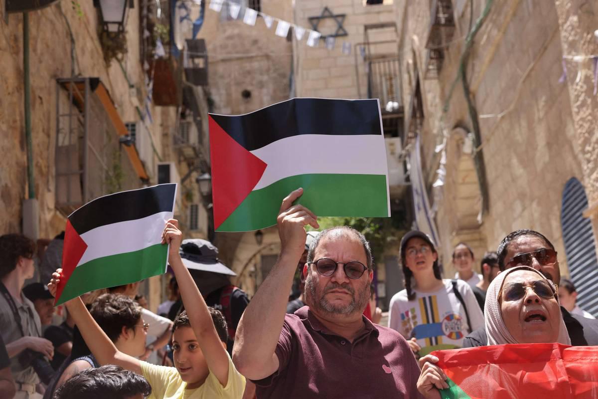 عضو الكنيست الإسرائيلي عوفر كاسيف يتظاهر ضد اخلاء منازل الفلسطينيين في القدس