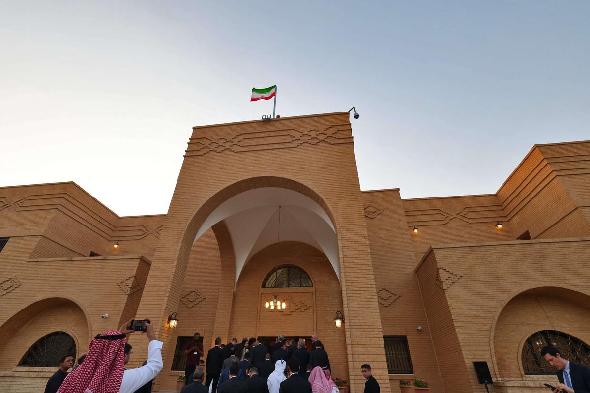 اعادة فتح السفارة الايرانية في الرياض يشير الى تدشين مرحلة جديدة في العلاقات بين الخصمين الاقليميين