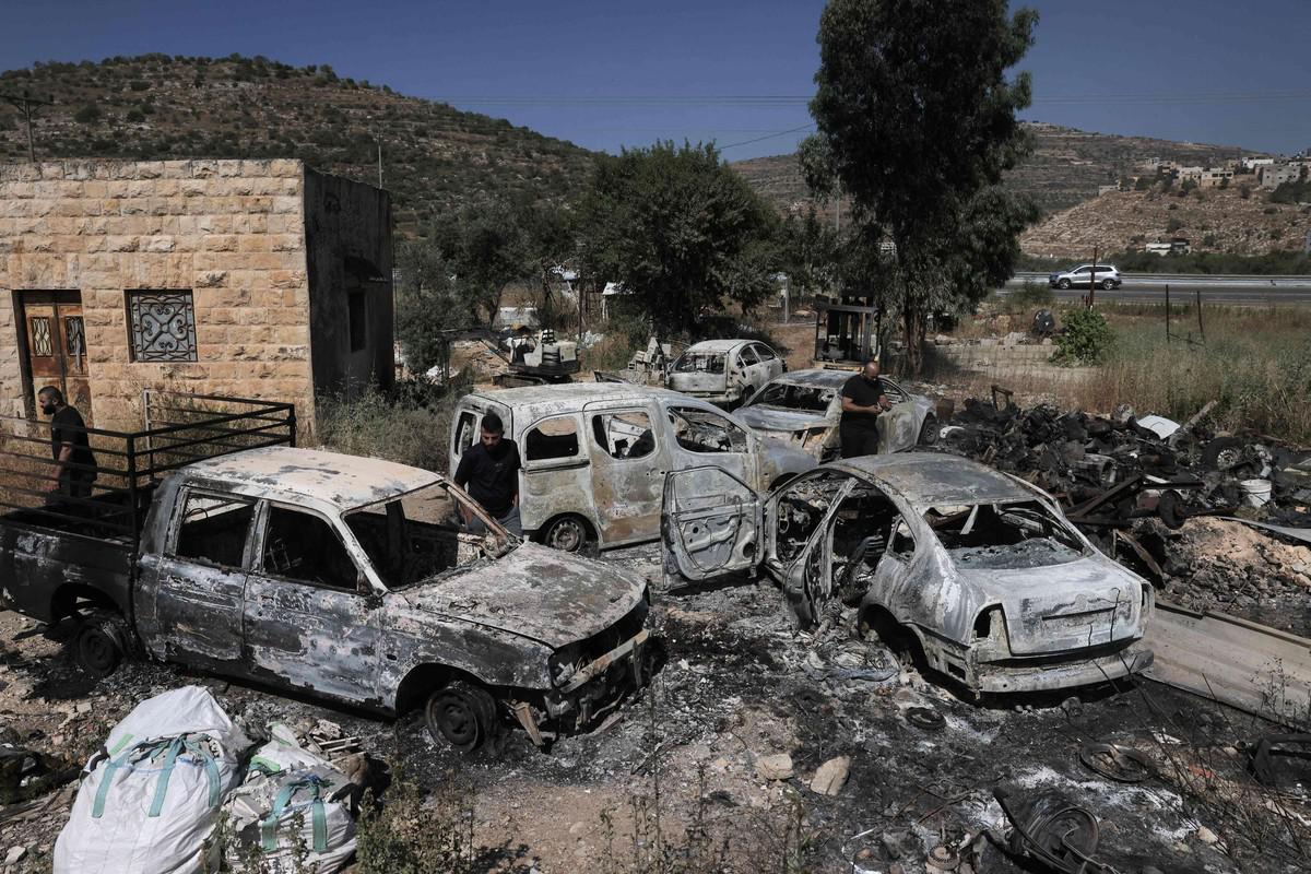 مستوطنون يحرقون سيارات ومباني في أحدث هجوم بالضفة الغربية