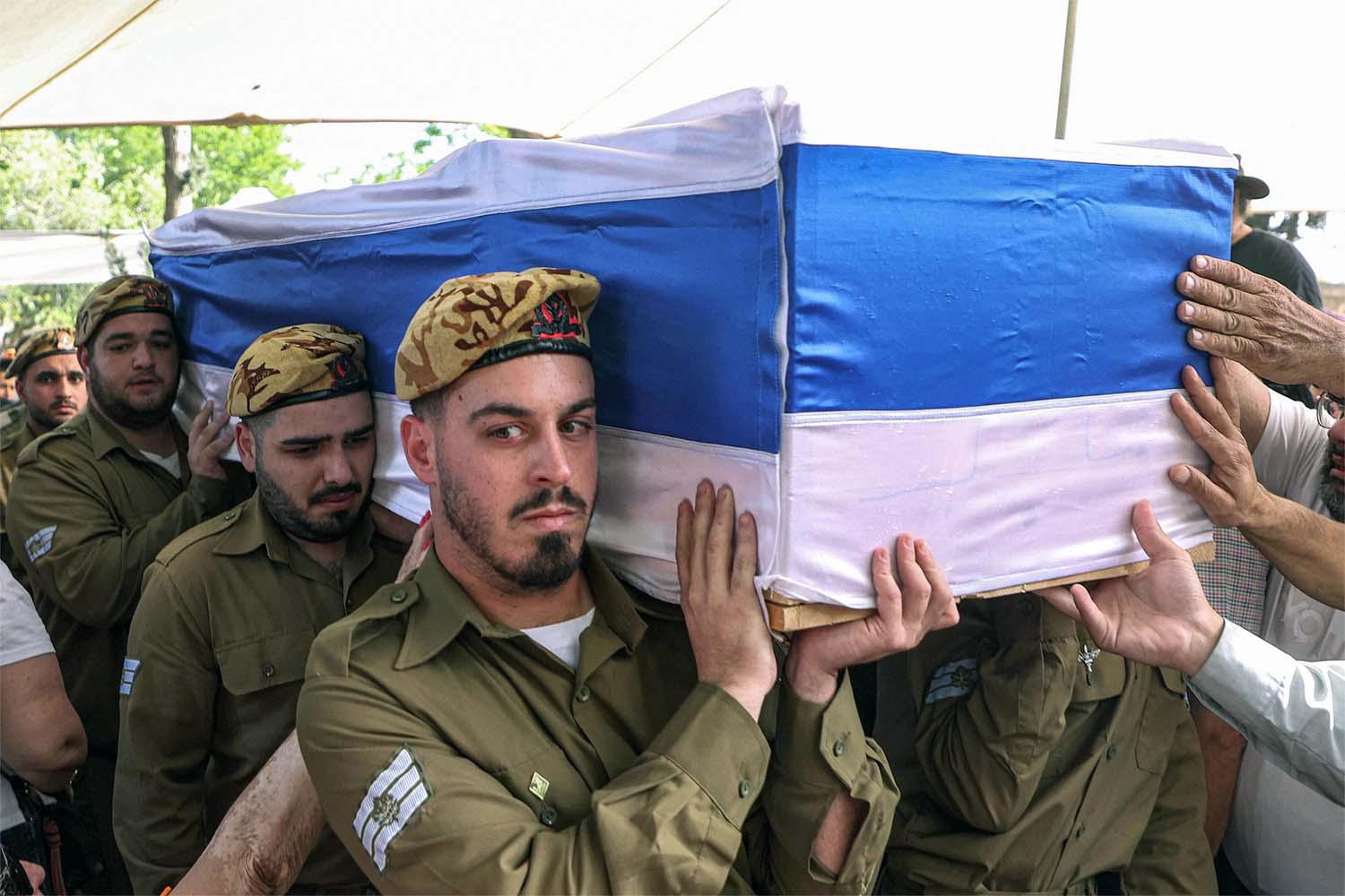 Israeli soldiers carry the coffin of Ohad Dahan, one of three soldiers killed in the cross-border incident with Egypt