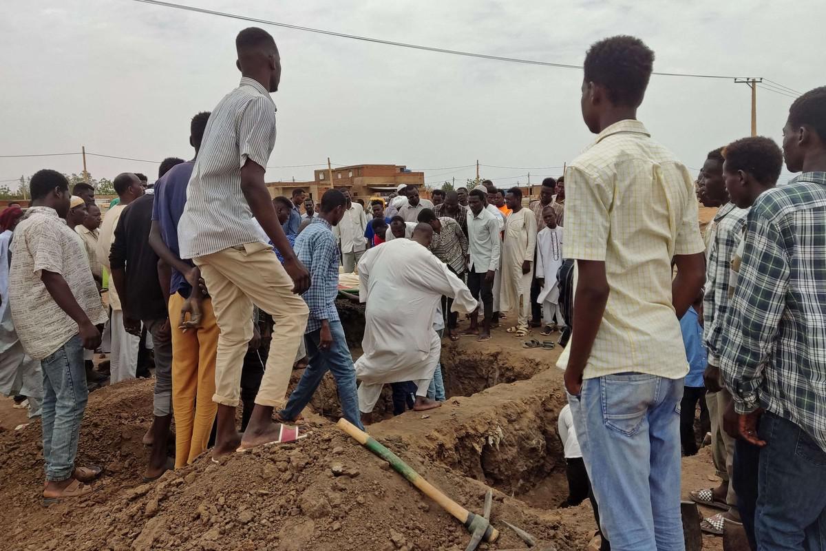 سودانيون يقتلون قتلاهم سقطوا في قصف وغارات جوية لسلاح الجو