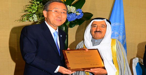  أمير الكويت الراحل الشيخ صباح الأحمد يتسلم لقب أمير الانسانية من ممثل للامم المتحدة